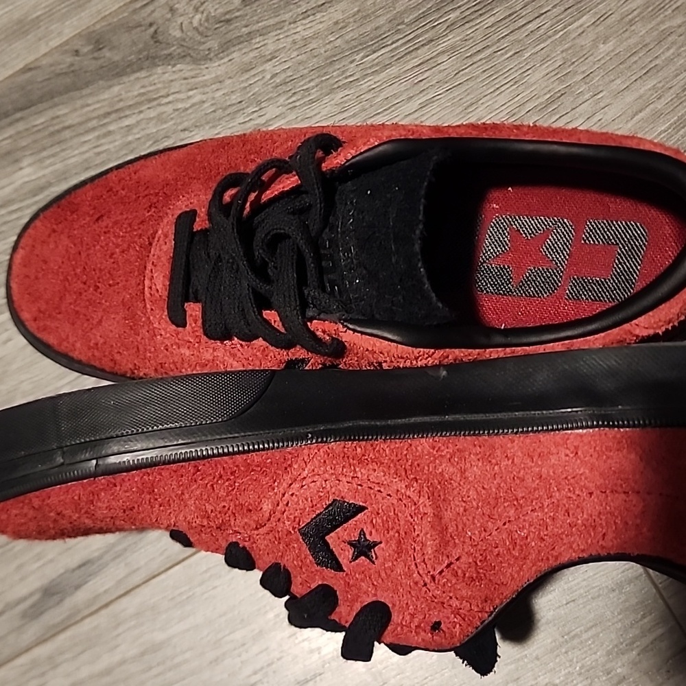 louie López low top converse